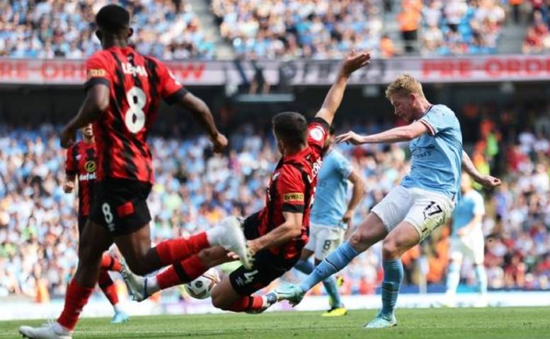 纽卡斯尔迎欧篮联关键赛；加时末段回应争议；引发热议；心理建设被强调(纽卡斯尔联vs热刺)